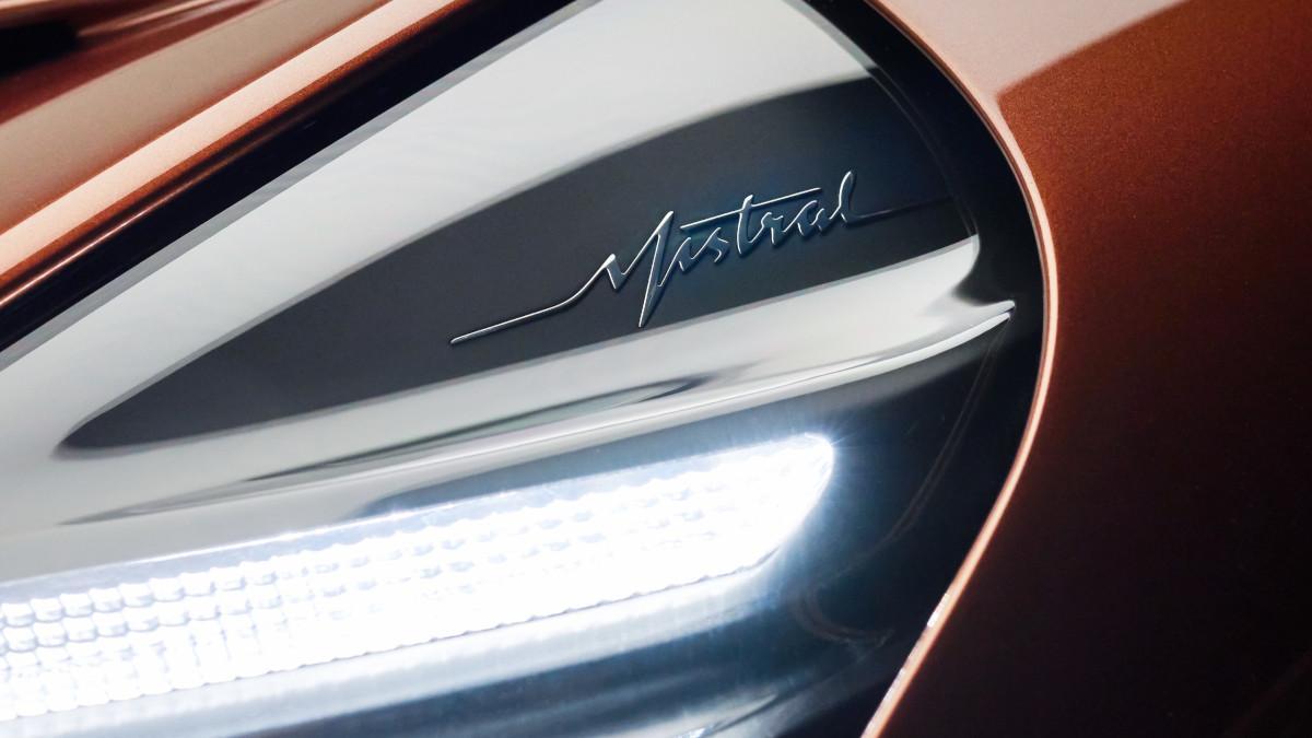 El faro delantero integra la firma “Mistral” grabada en la parte superior, un detalle pequeño pero muy reconocible en este Bugatti. El faro delantero integra la firma “Mistral” grabada en la parte superior, un detalle pequeño pero muy reconocible en este Bugatti.