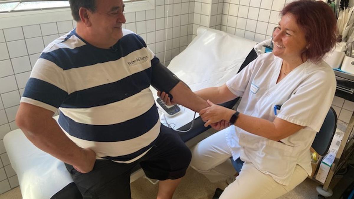 José María Blanco, atendido por Tina Crespí en una de sus revisiones periódicas