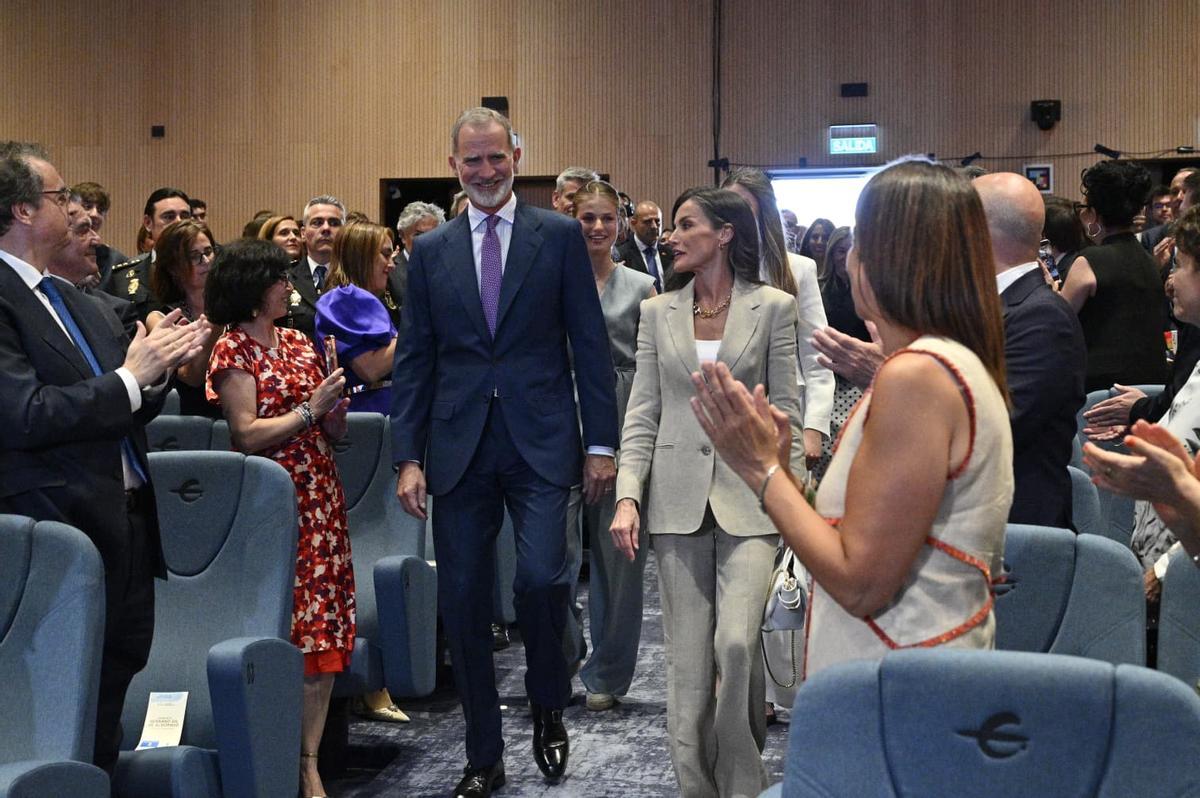 En imágenes | Los reyes Felipe VI, Letizia y la princesa Leonor arropan a la infanta Sofía en su primer discurso en solitario en Zaragoza En imágenes | Los reyes Felipe VI, Letizia y la princesa Leonor arropan a la infanta Sofía en su primer discurso en solitario en Zaragoza