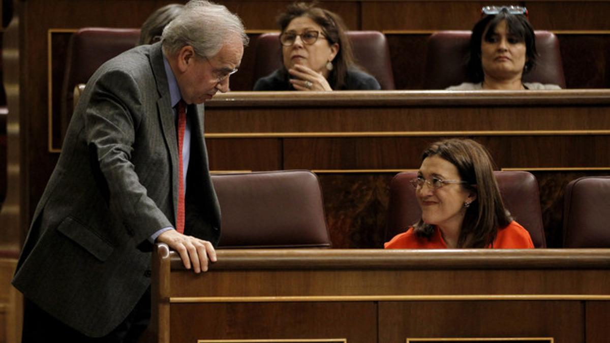 Alfonso Guerra conversa con Soraya Rodríguez, durante el pleno del Congreso, el pasado 29 de octubre.