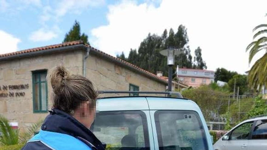 Una policía local de Poio, multando una furgoneta. // G. Santos