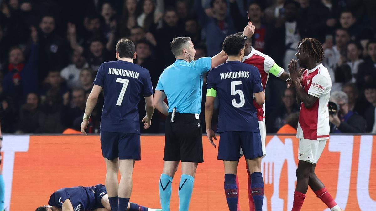 Una rigurosa expulsión coloca al PSG en el camino del Barça