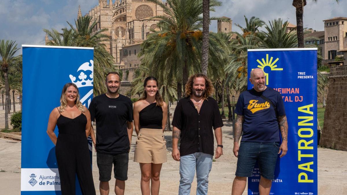 Imágenes de la presentación de La Fiesta de La Patrona, en el Parc de la Mar.