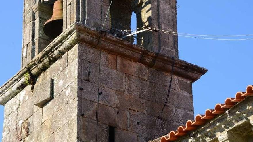 Escudo sobre el tejado que cayó del campanario. // G.N.