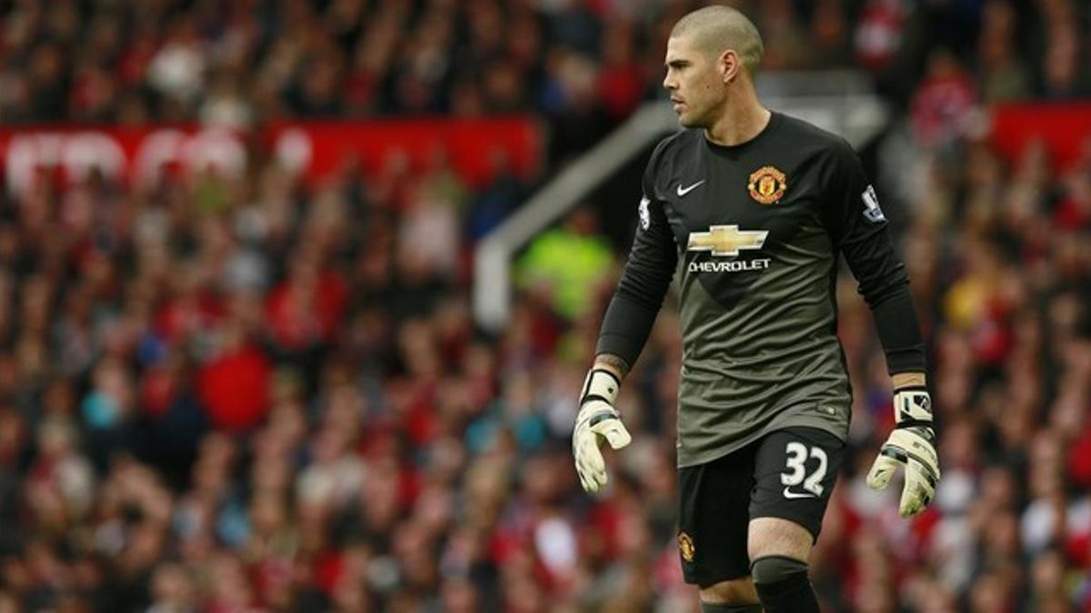 Víctor Valdés, en un encuentro disputado con el Manchester United en Old Trafford