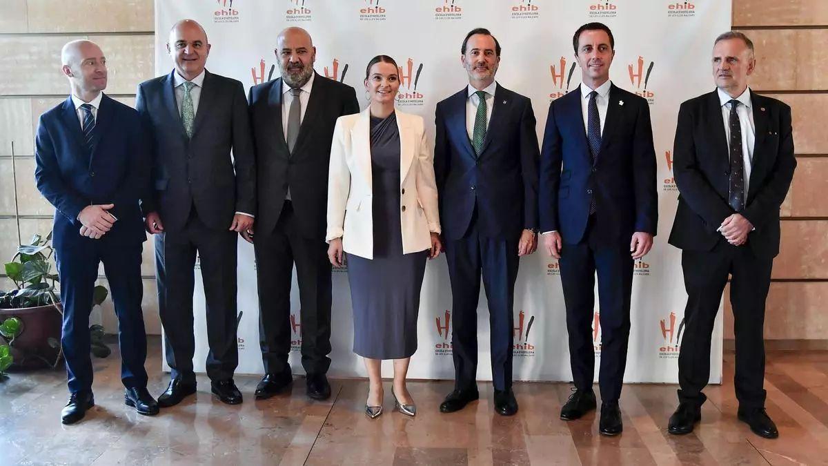 Marga Prohens, con los presidentes de los Consells insulares y el alcalde de Palma. / MIQUEL A. BORRÀS | EFE