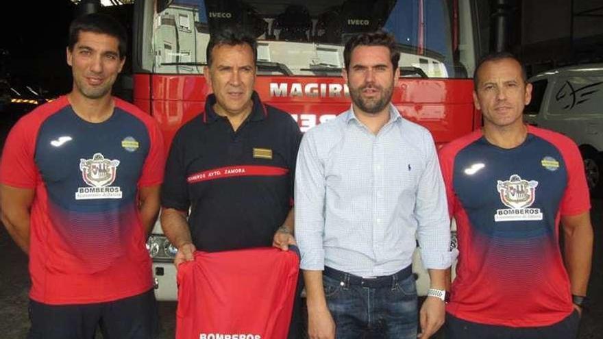 Los dos bomberos participantes, junto a José Luis Borrego y Antidio Fagúndez.