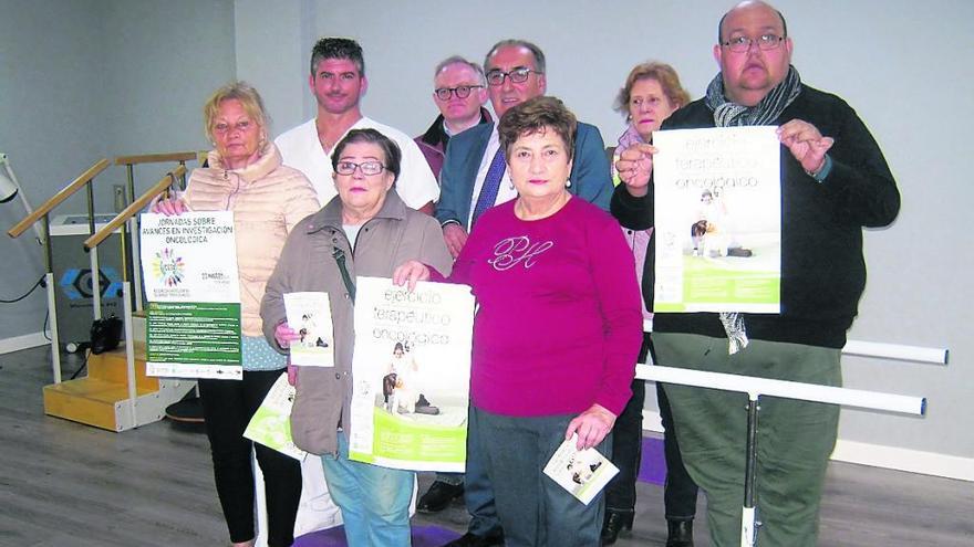 Responsables de la asociación, de Caja Rural y colaboradores presentan el programa.