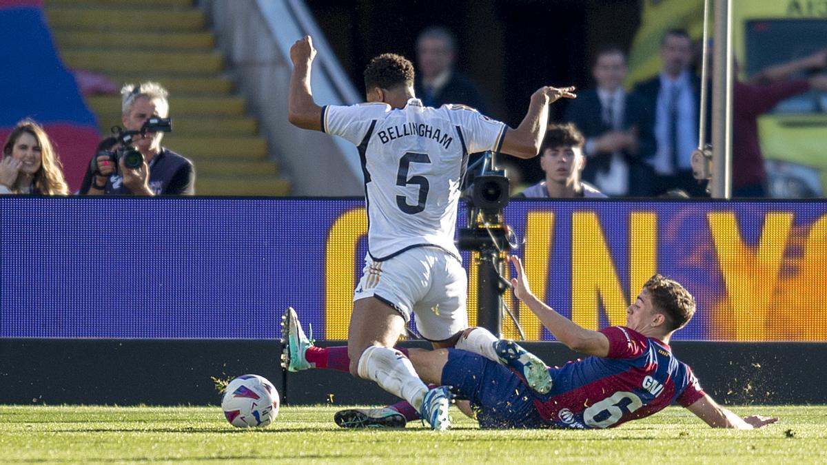Bellingham y Gavi durante la disputa de un clásico.