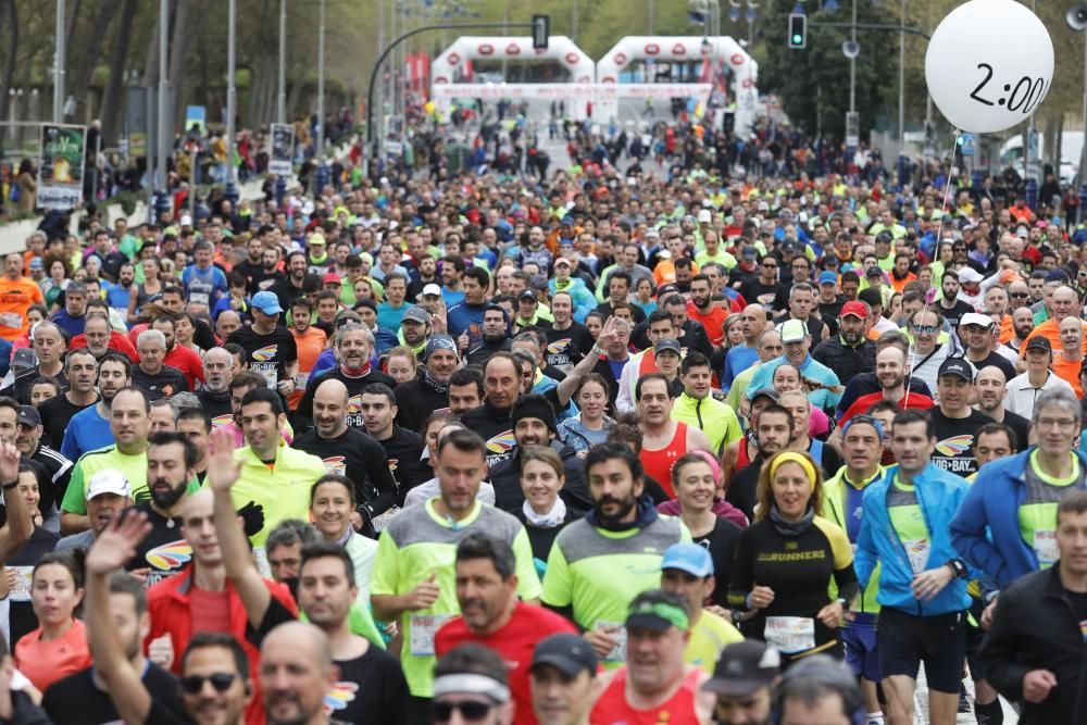 Más de 4.000 corredores toman la salida en Samil del medio maratón.