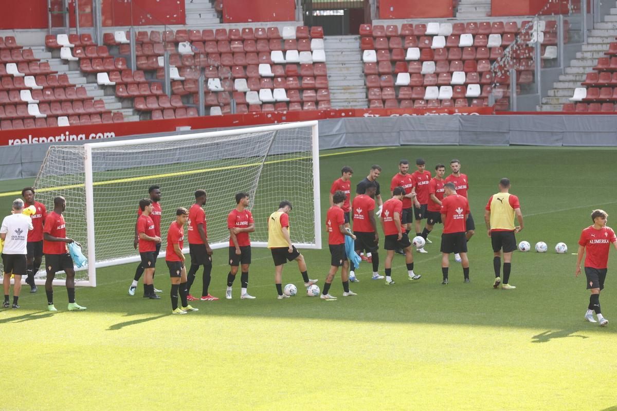 Entrenamiento del Sporting en El Molinón en pretemporada.