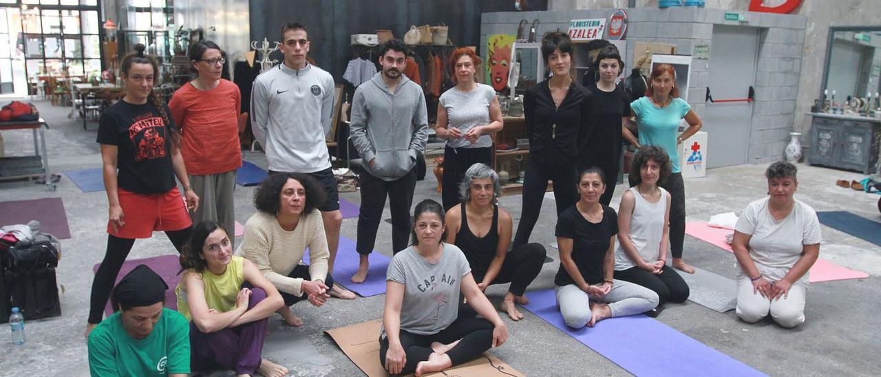 Asistentes a la primera sesión de yoga, en las instalaciones del Mur Marxinal en Ourense.   | // IÑAKI OSORIO