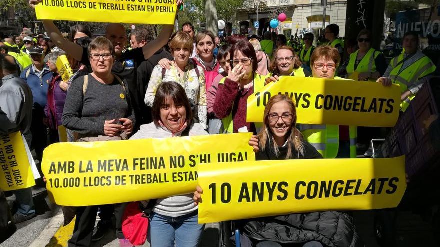 Treballadors dels centres de la Fundació Map, de Ripoll, manifestant-se a Barcelona