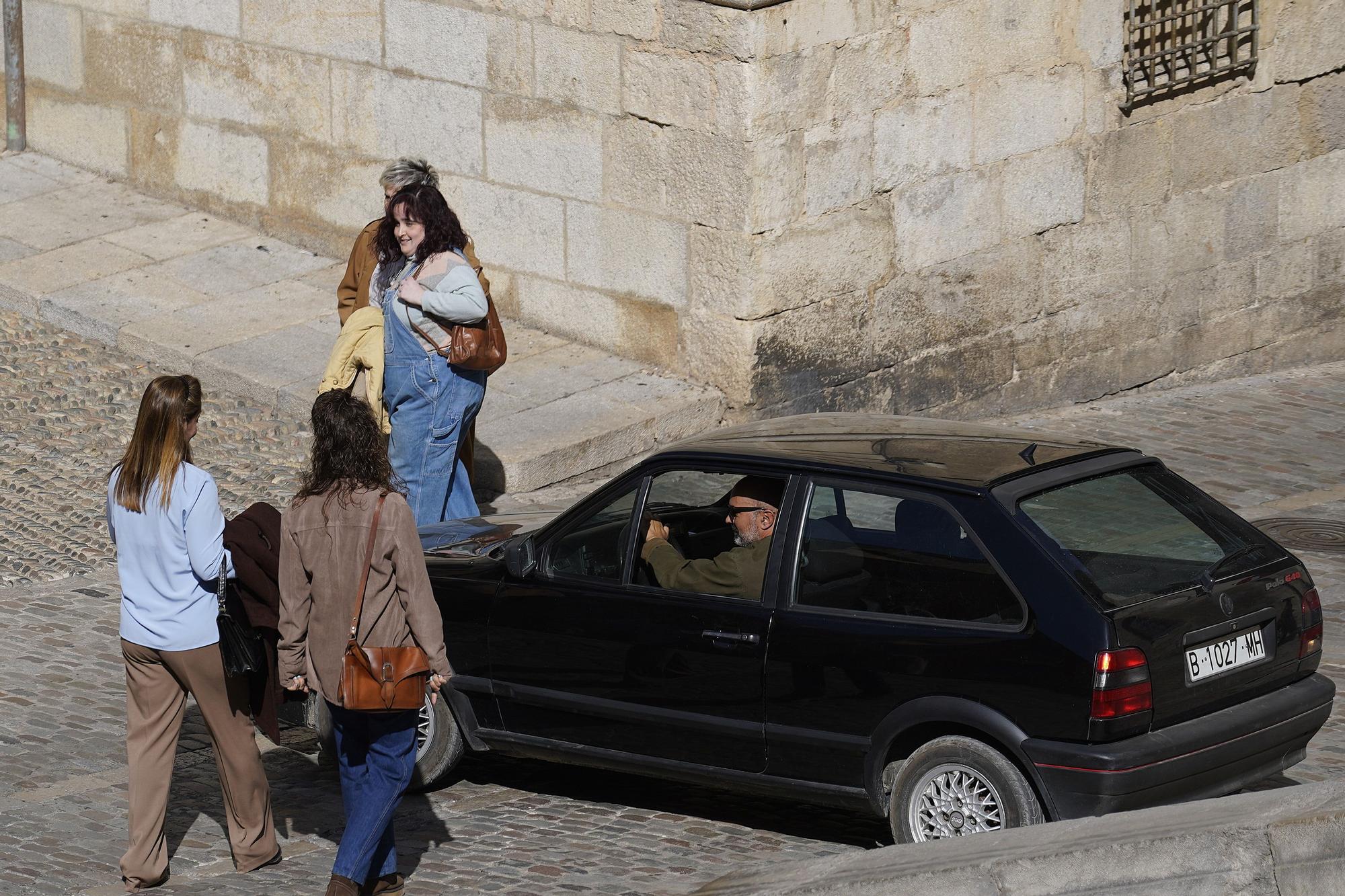 Los Javis roden entre turistes i curiosos a les escales de la catedral