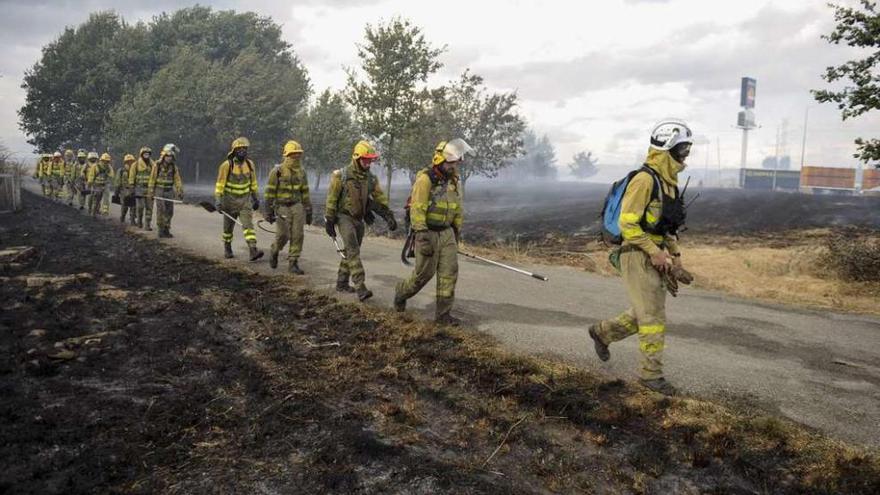 Operativos en un incendio, ayer en A Merca, cerca de una gasolinera. // B.Lorenzo