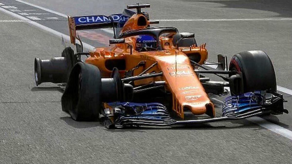 Alonso llegando al 'pit lane' sobre dos ruedas en el GP de Azerbaiyán 2018