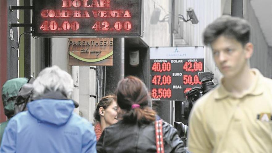 Jueves negro en Argentina con otro hundimiento del peso