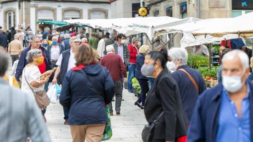 Ciudadanos con mascarillas en Betanzos.