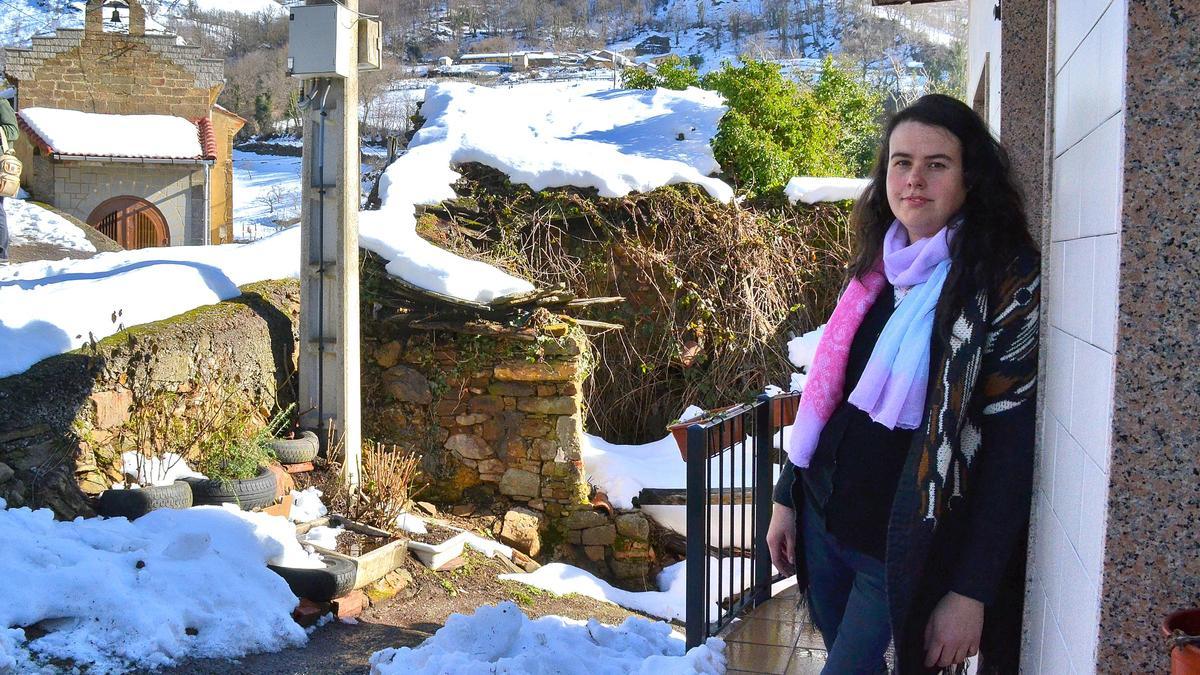 Verónica Gutiérrez a la entrada de la casa que alquila en su pueblo.