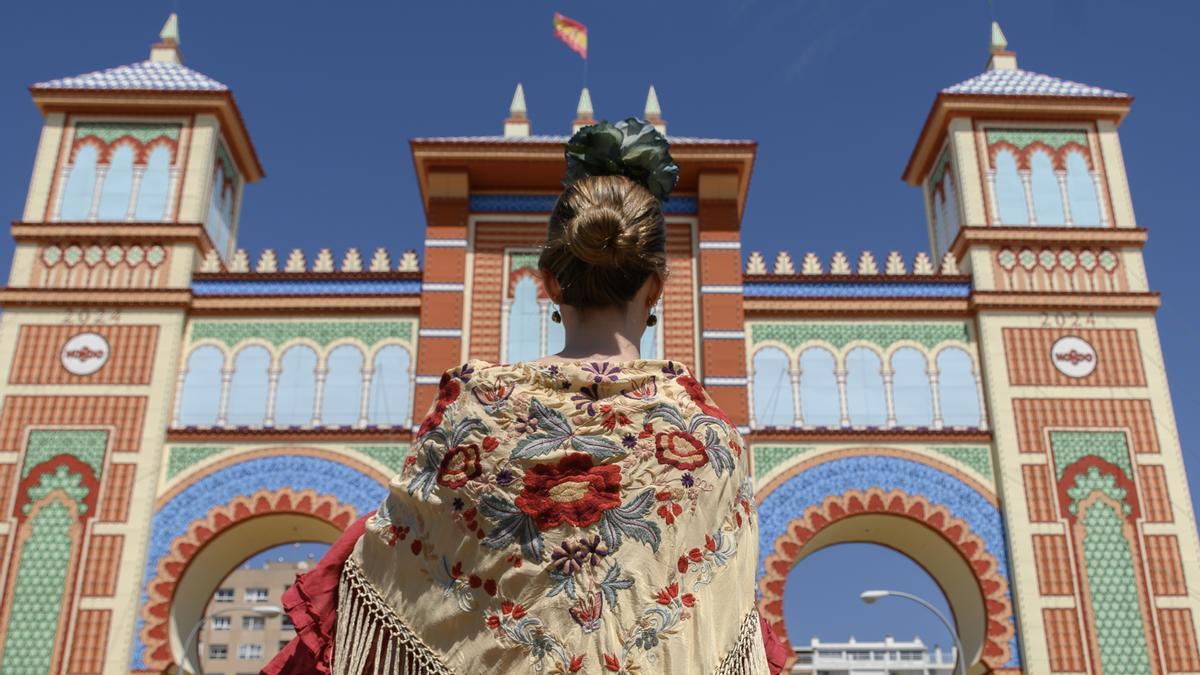 SEVILLA, 14/04/2024.-Una mujer vestida de flamenca este domingo en el Real de la Feria de Abril de Sevilla .-EFE/ Raúl Caro