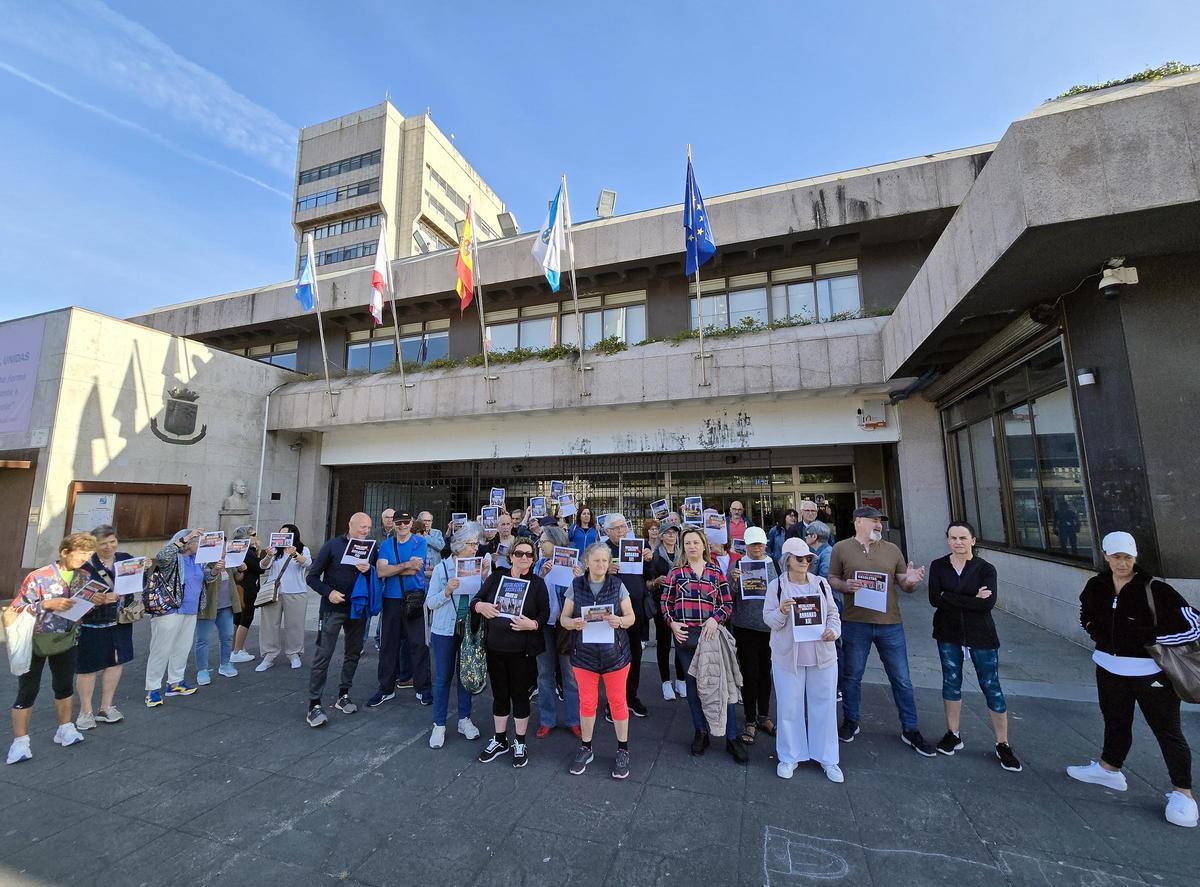 Protesta vecinal en la Praza do Rei por los cierres continuos del gimnasio del Carmen