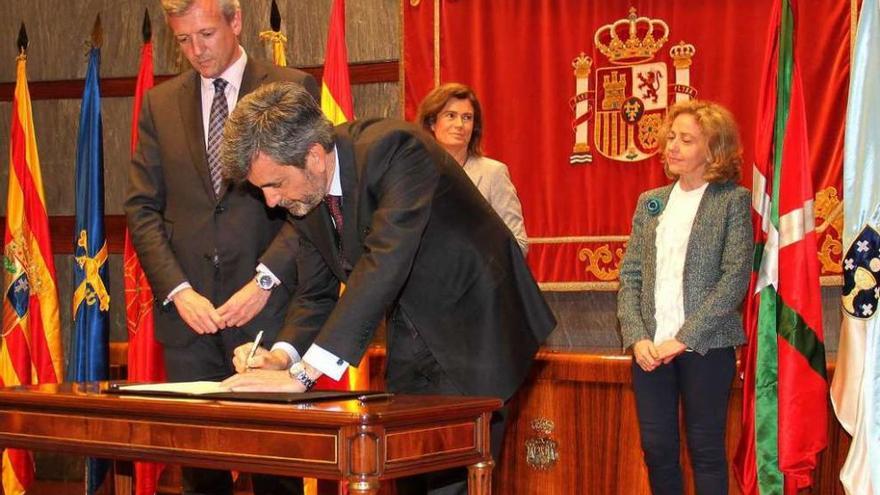 Alfonso Rueda y el presidente del Consejo del Poder Judicial en la firma de un convenio sobre mediación.