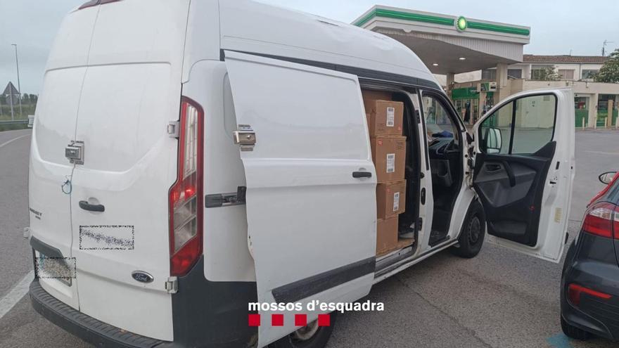Detenen un home que conduïa una furgoneta robada amb 64 caixes de material esportiu sostretes d&#039;un camió a la Jonquera