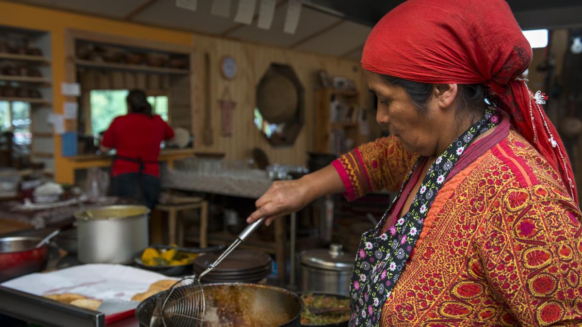 En esta región se pueden probar platos tradicionales como catutos, tortillas al rescoldo, muday y mote con huesillo