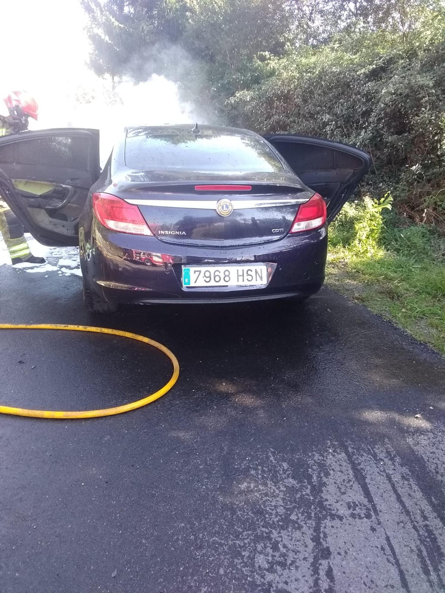 Los bomberos sofocan un incendio en un coche en Oleiros