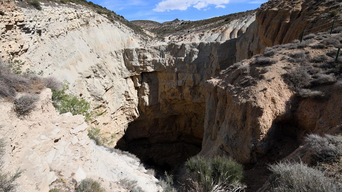 Así es el "pozo de sin fondo" de Oliete, en Teruel, más conocido como la Sima de San Pedro