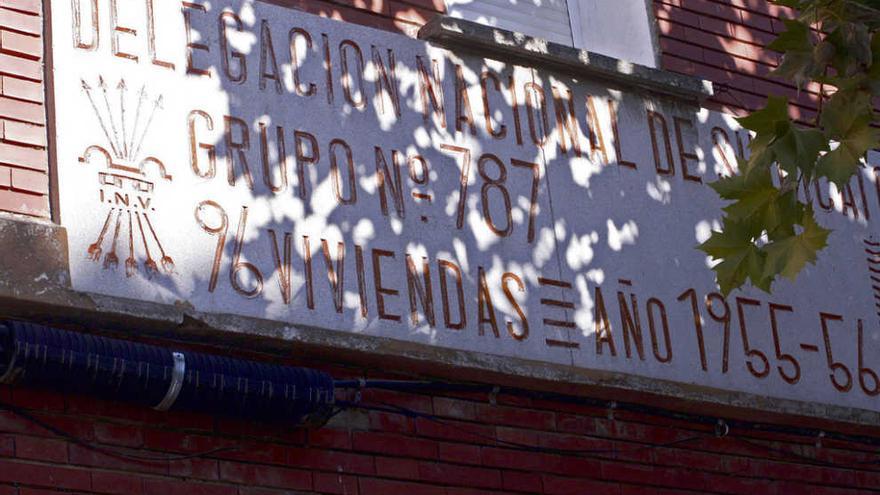 El yugo y las flechas en un edificio de Los Bloques. Ese tipo de elementos se mantienen en Zamora.