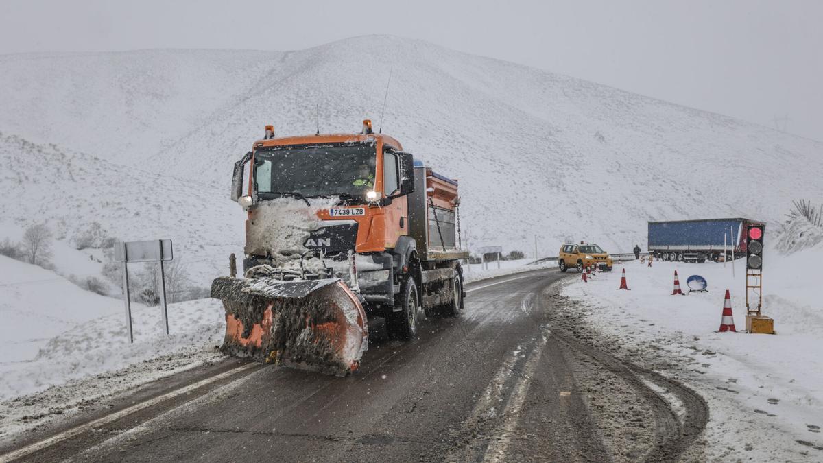MAQUINA QUITANIEVES. AL FONDO CAMION ACCIDENTADO BLOQUEANDO LA CARRETERA DEL PUERTO EN LA PARTE LEONESA. FRENTE FRIO. NIEVE. NEVADA. PUERTO DE PAJARES