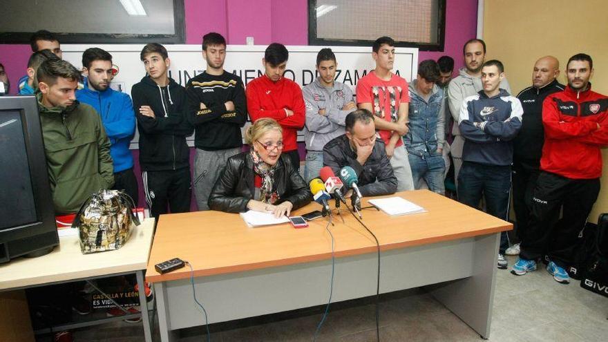 Carmen Ferreras y Justy Fernández, con la plantilla.