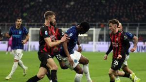 Strahinja Pavlovic ante Ange Yoan Bonny en el derbi entre Milan e Inter