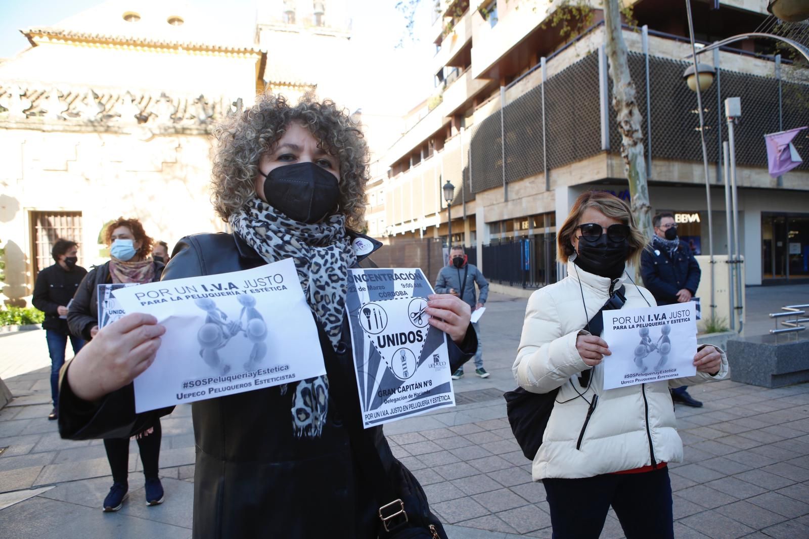 Peluqueros y estética reclaman la regularización del sector