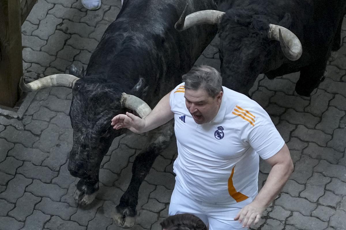 Los Cebada Gago recorren unidos un rápido segundo encierro de los Sanfermines 2026.