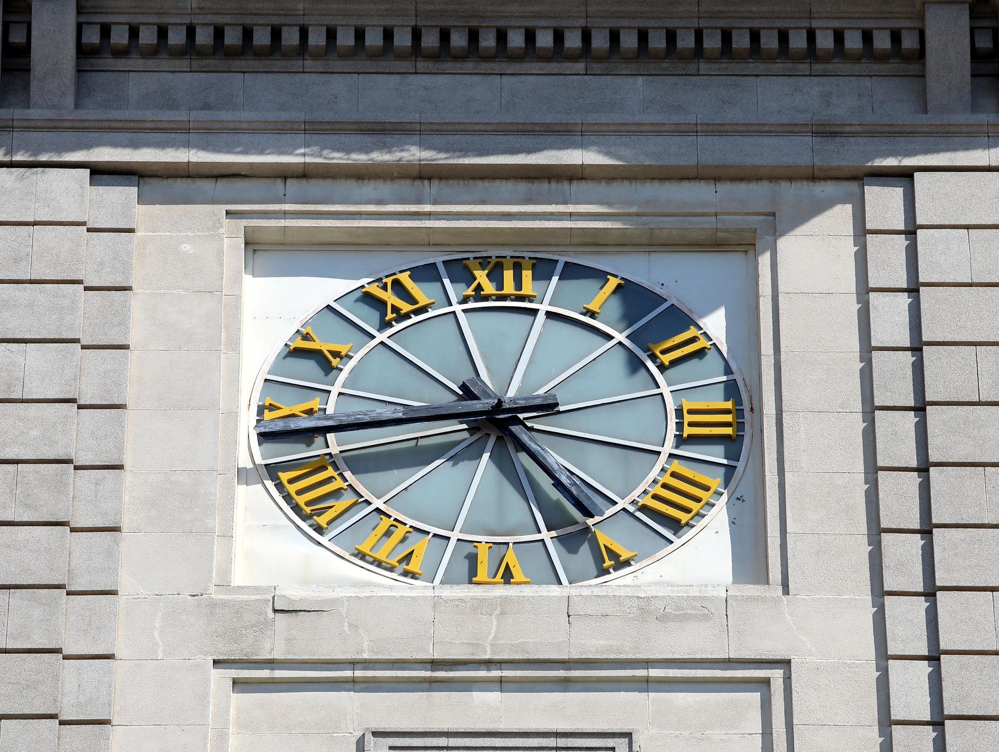 Reloj del edificio del banco Santander, en el Coso 3.jpg