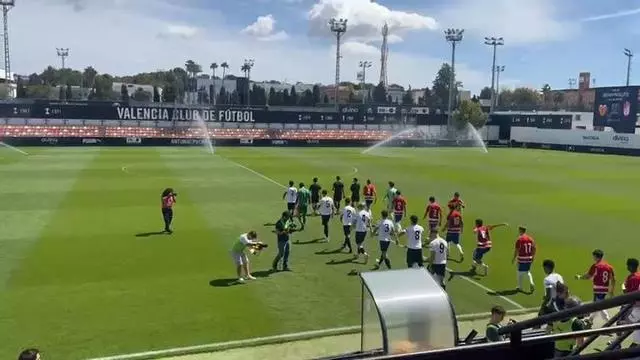 Entrada al campo del Juvenil del Valencia CF en la Copa de Campeones