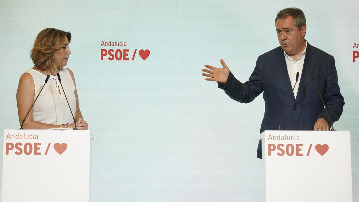 La secretaria general del PSOE-A, Susana Díaz, y el alcalde de Sevilla y ganador de las primarias, Juan Espadas, este 28 de junio de 2021 en la sede regional del partido, en la sevillana calle de San Vicente.