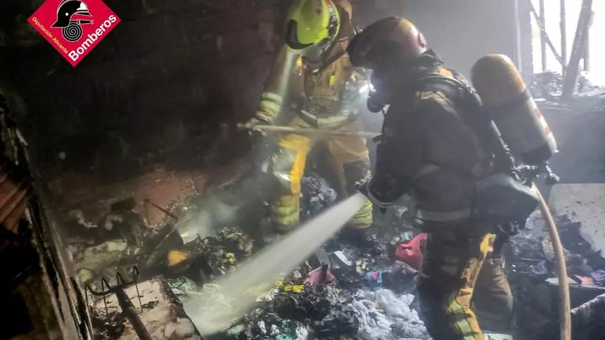 El fuego arrasa una vivienda en Novelda