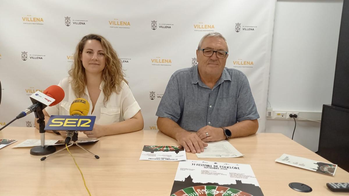 La concejala de Cultura, Elena Benítez, y el director del Festival, José Ayelo.