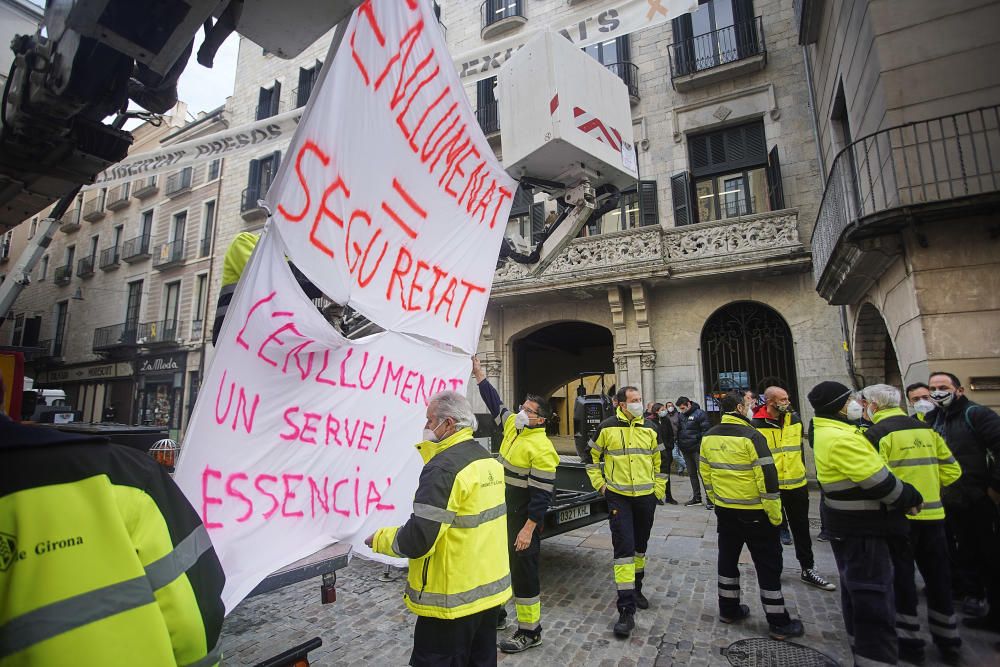 Protesta de la brigada d'enllumenat de Girona