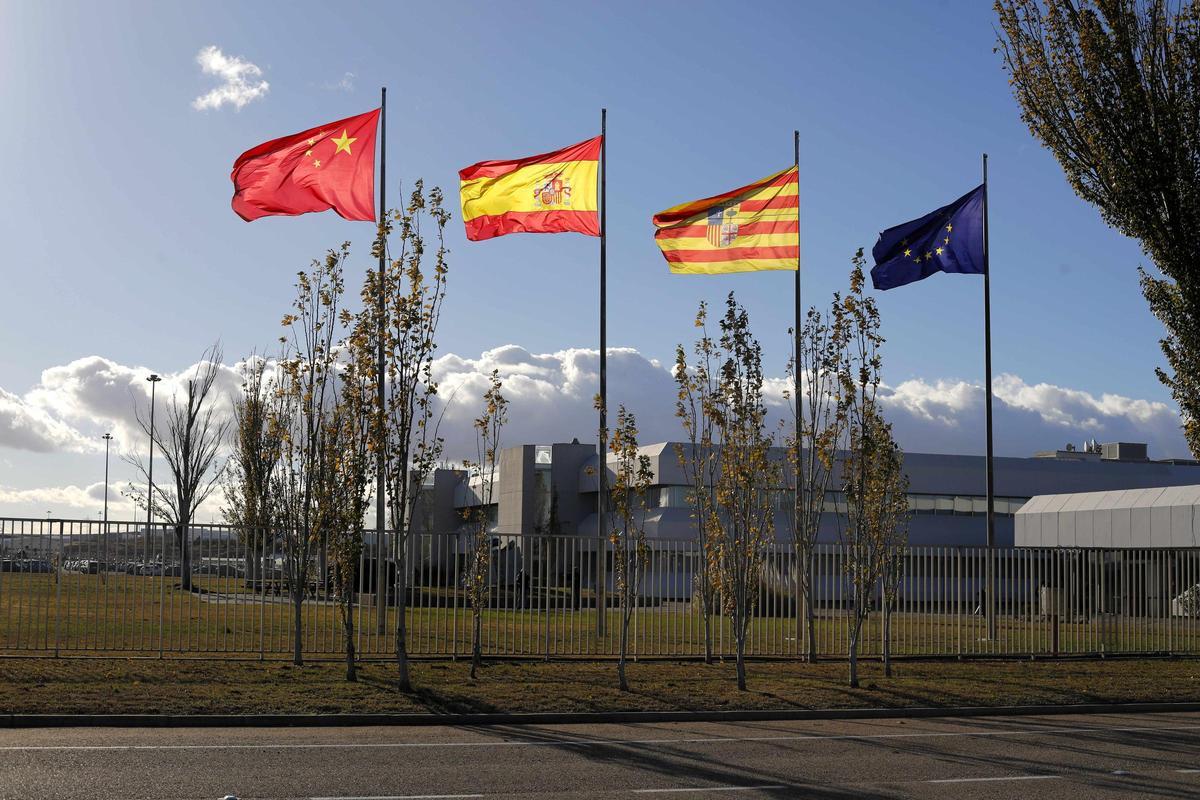 La bandera china, ondeando a la entrada de Stellantis Figueruelas junto a la española, la aragonesa y la europea.