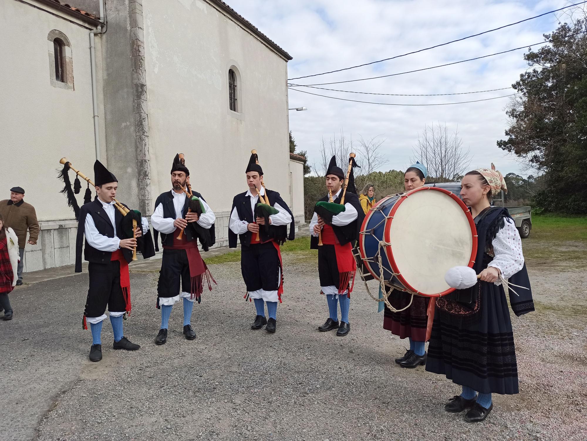 En Posada de Llanes, los panes del ramu vuelan por La Candelaria: "Hay que andar rápido"