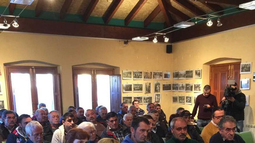 Asistentes a la reunión informativa sobre la declaración de la reserva regional de caza de Amieva, ayer, en el Ateneo de Sames.