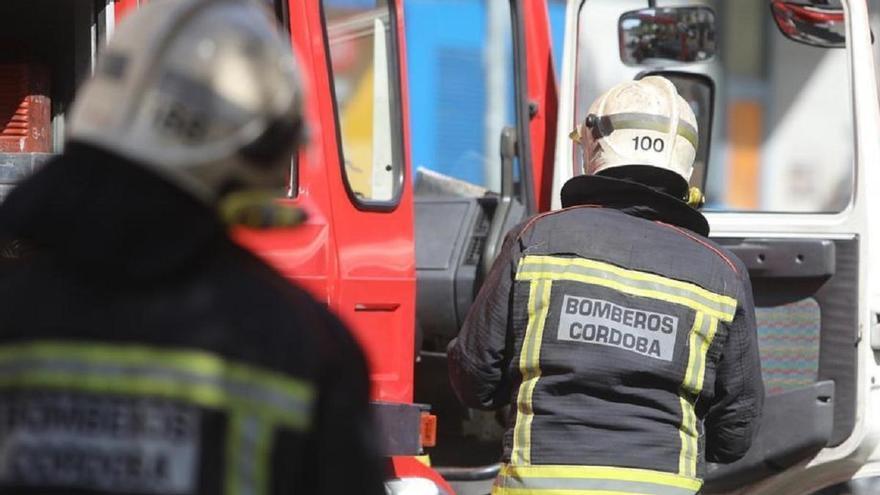 Los bomberos extinguen un incendio en un sótano del antiguo hospital militar de Córdoba