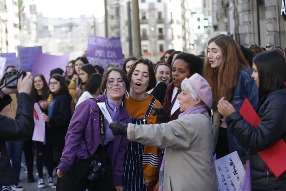 La "marea morada" de Vigo, en la calle Príncipe.