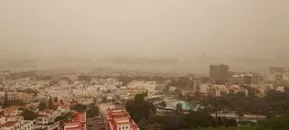 El fuerte viento golpea a una Canarias con calima