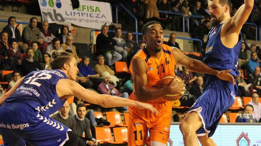 Zaid Hearst penetra hacia canasta en el partido ante el Burgos.