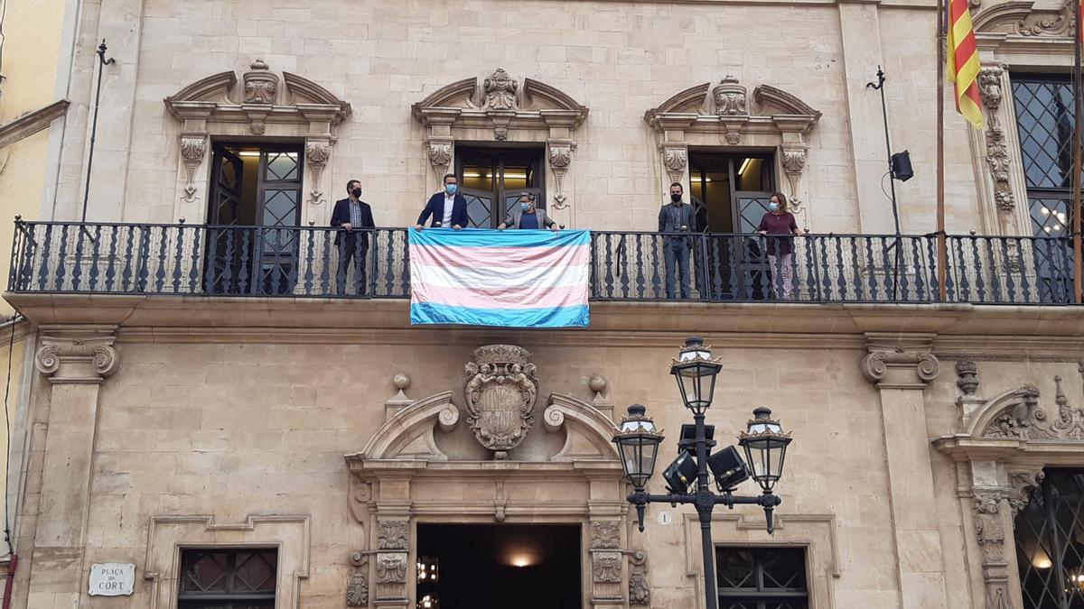 La bandera trans, en el balcón de Cort